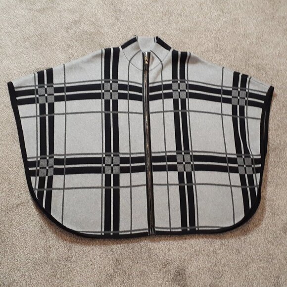RAFAELLA Gray Plaid Zippered Heavy Sweater Poncho; Faux Leather Closure; Size M - Picture 2 of 6